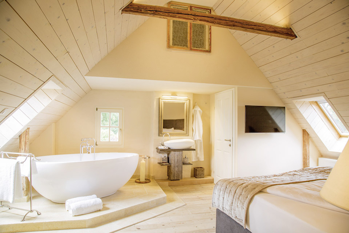 9 golden hill landhaus schlafzimmer mit badewanne 32245134941 o.702x0 is pid87494 - FACES.ch