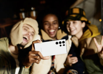 Samsung lifestyle galaxys22ultra phantomwhite