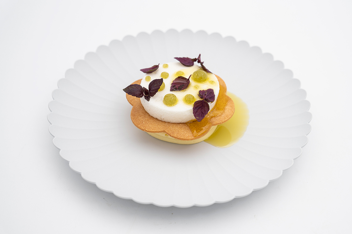 Tartelletta di meringa al limone con cremoso allo Yuzu shiso verde e biscotto allolio doliva - FACES.ch