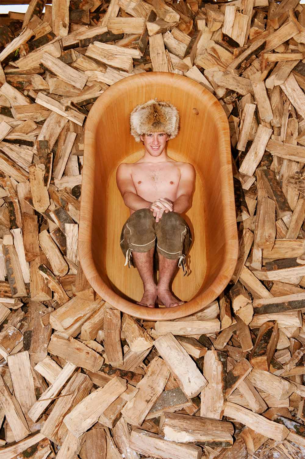 Bild von Matteo Thun. Junge sitzt in einer Badewanne.