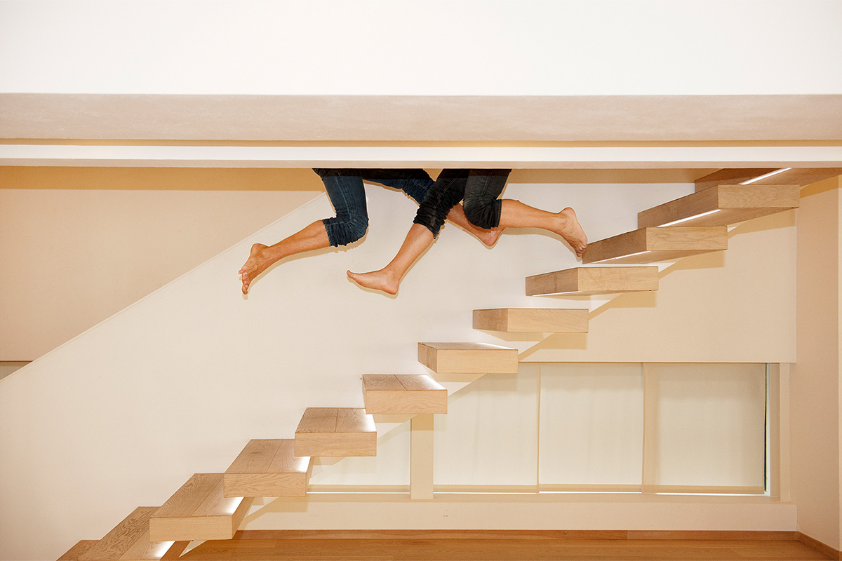 Bild von Matteo Thun. Treppe mit schwebenden Beinen.