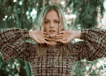 Light as a feather by Ava Pivot