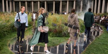 Eine botanische Flucht: Boss Frühjahr/Sommer 2025 Kollektion in Mailand enthüllt