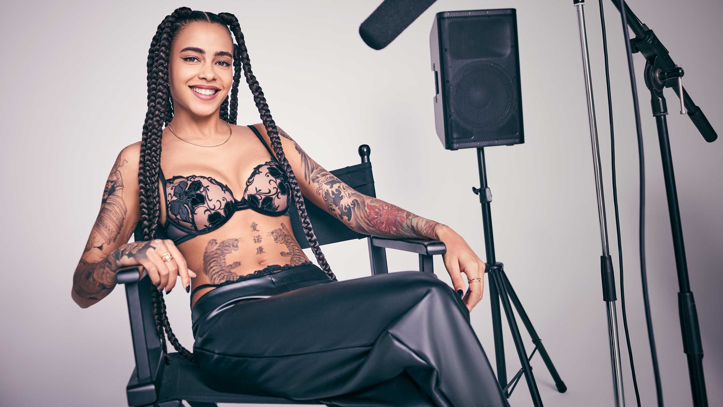 Naomi Lareine modelt für TEZENIS und spricht mit uns über Liebe & Red Flags