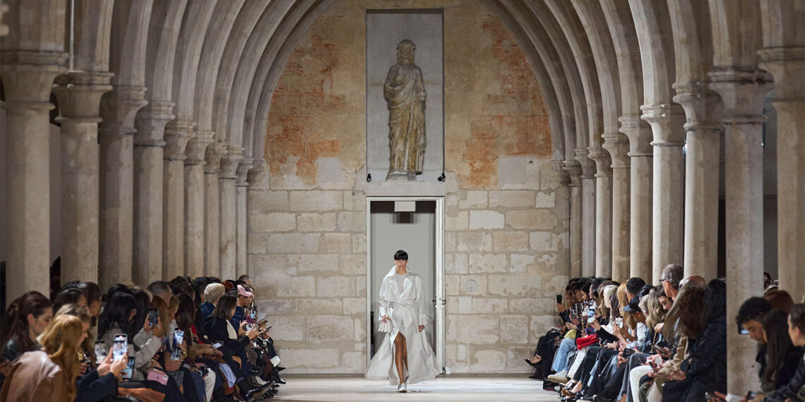 Akris Frühling/Sommer 2025 Kollektion: Eine Meisterklasse in zurückhaltender Schönheit