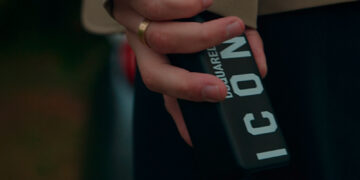 Ardiana und Nali testen das Parfum Icon von DSquared2