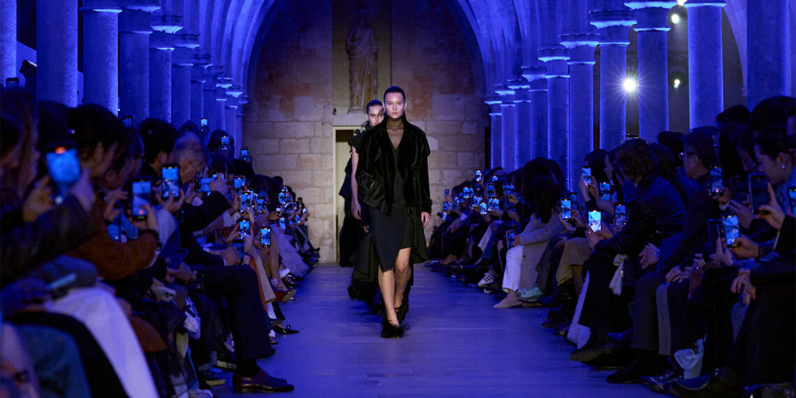 Akris Herbst/Winter 2025/26 – Die Geschichte von Blau