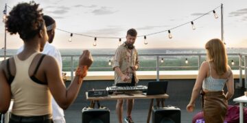 Stilvoll entspannen: 7 Ideen für einen Sommerabend mit Freunden