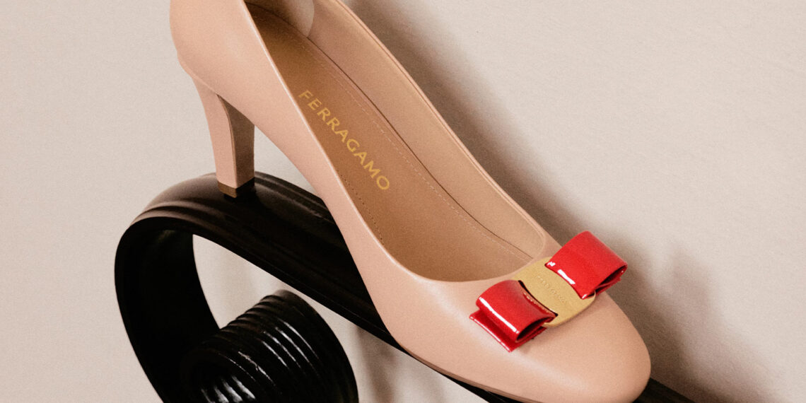 Ferragamo feiert die ikonische Vara-Schleife