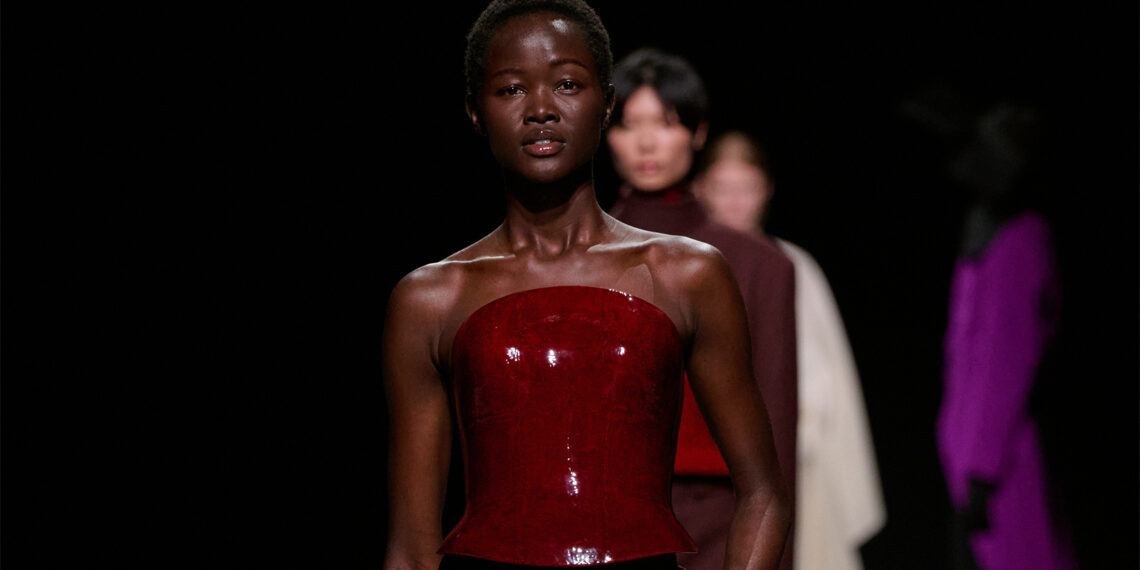 Issey Miyake Womenswear Herbst/Winter 2026/27: Wandelnde Skulpturen