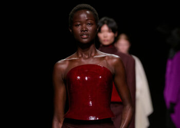 Issey Miyake Womenswear Herbst/Winter 2026/27: Wandelnde Skulpturen