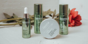 Ella Zina testet die Skin Longevity Linie von lavera 