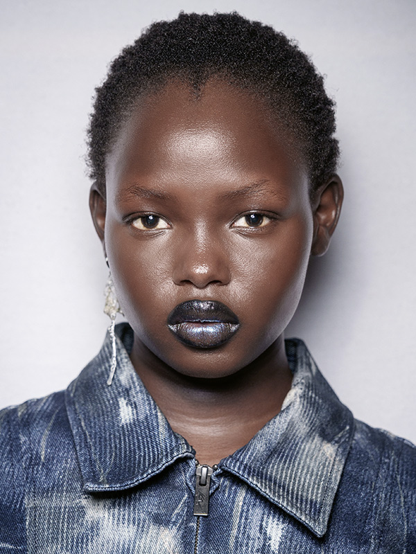 Metallisch blau schimmernde Lippen – Make-up-Trend Oktober 2026