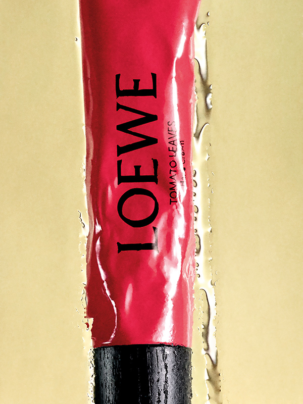 Loewe Tomato Leaves Body Scrub und Handcreme im Badezimmer