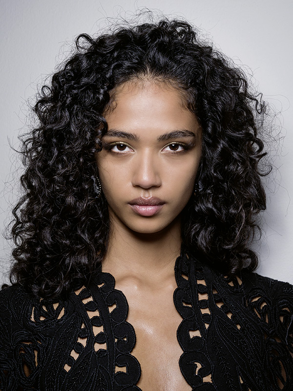 Frau mit definierten Naturlocken – Haartrend Curly Girl Method