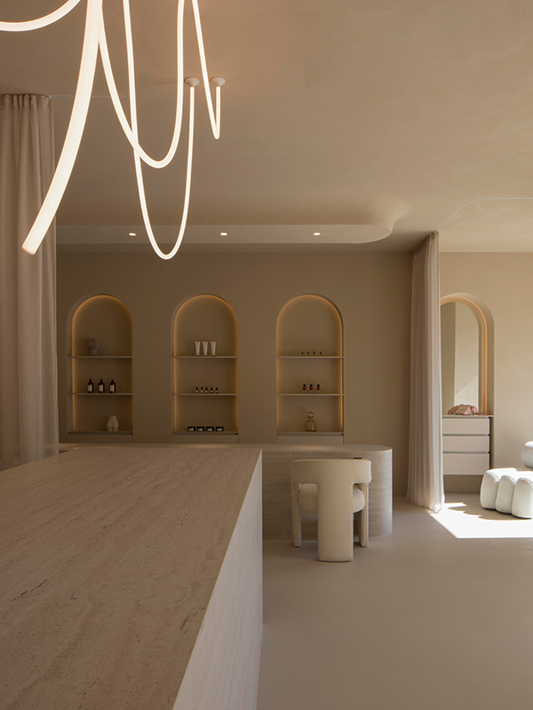 Behandlungsbereich im Beautysalon Peaches Wien für Maniküre und Pediküre