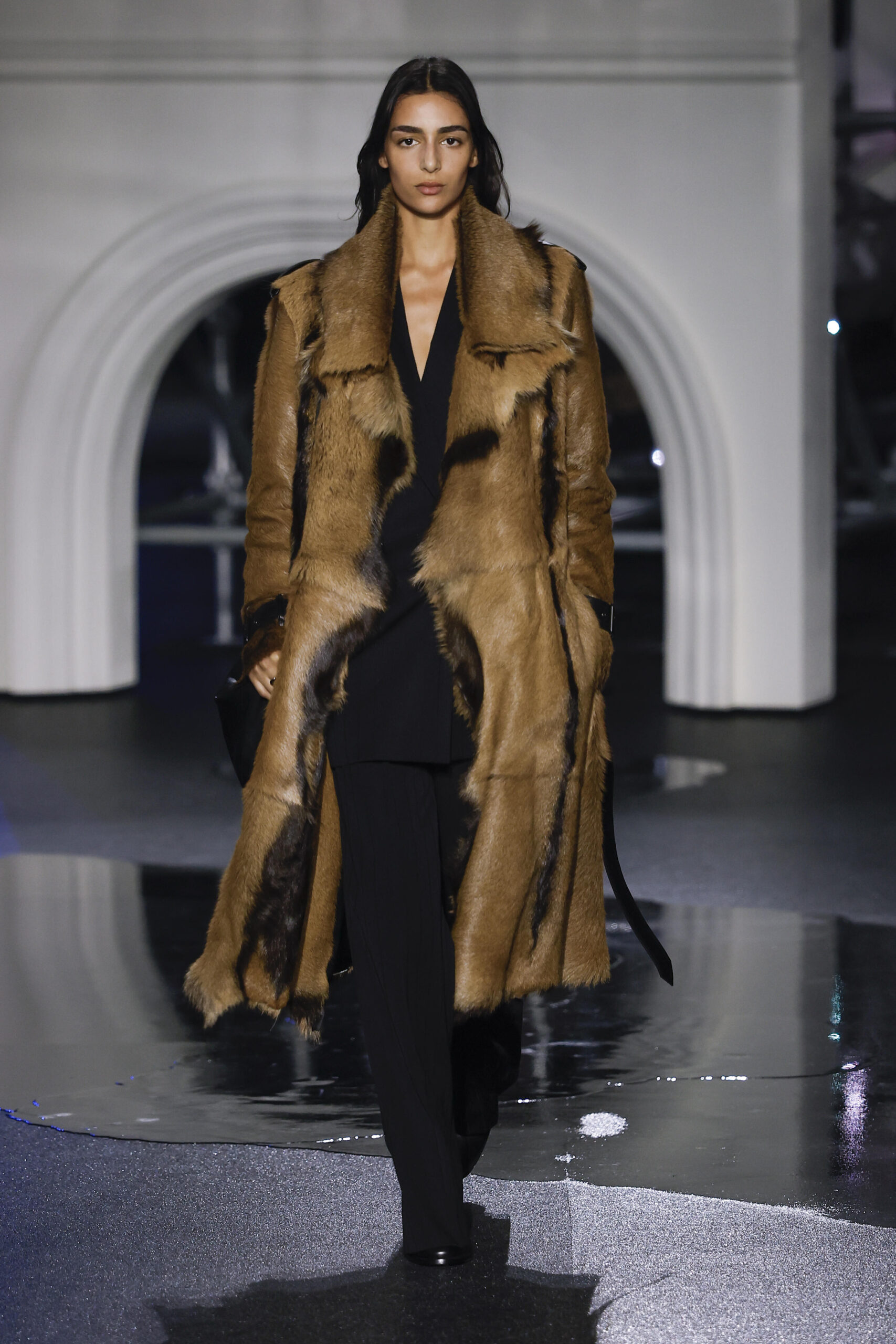 Langer Shearling-Mantel in Cognac von Burberry, Herbst/Winter 2026/27