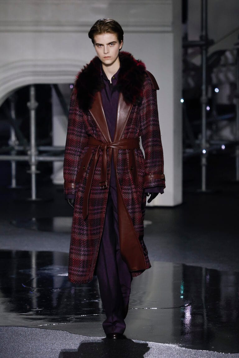 Bordeauxroter Karomantel mit Fellkragen von Burberry, Herbst/Winter 2026/27