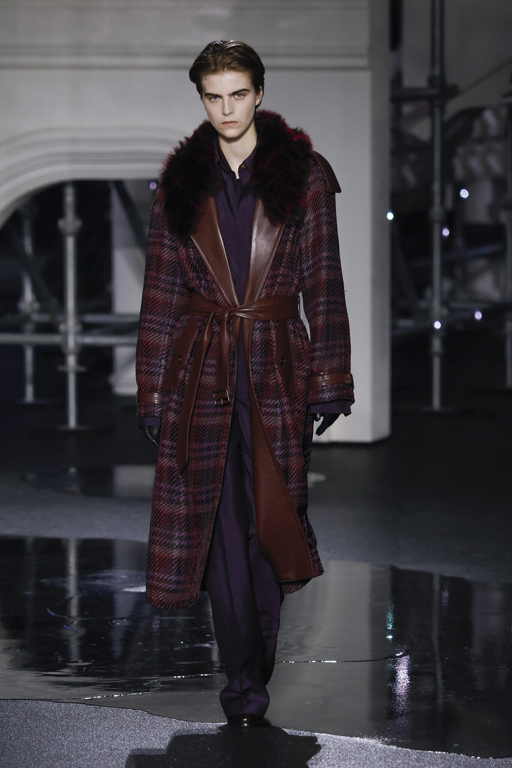 Bordeauxroter Karomantel mit Fellkragen von Burberry, Herbst/Winter 2026/27