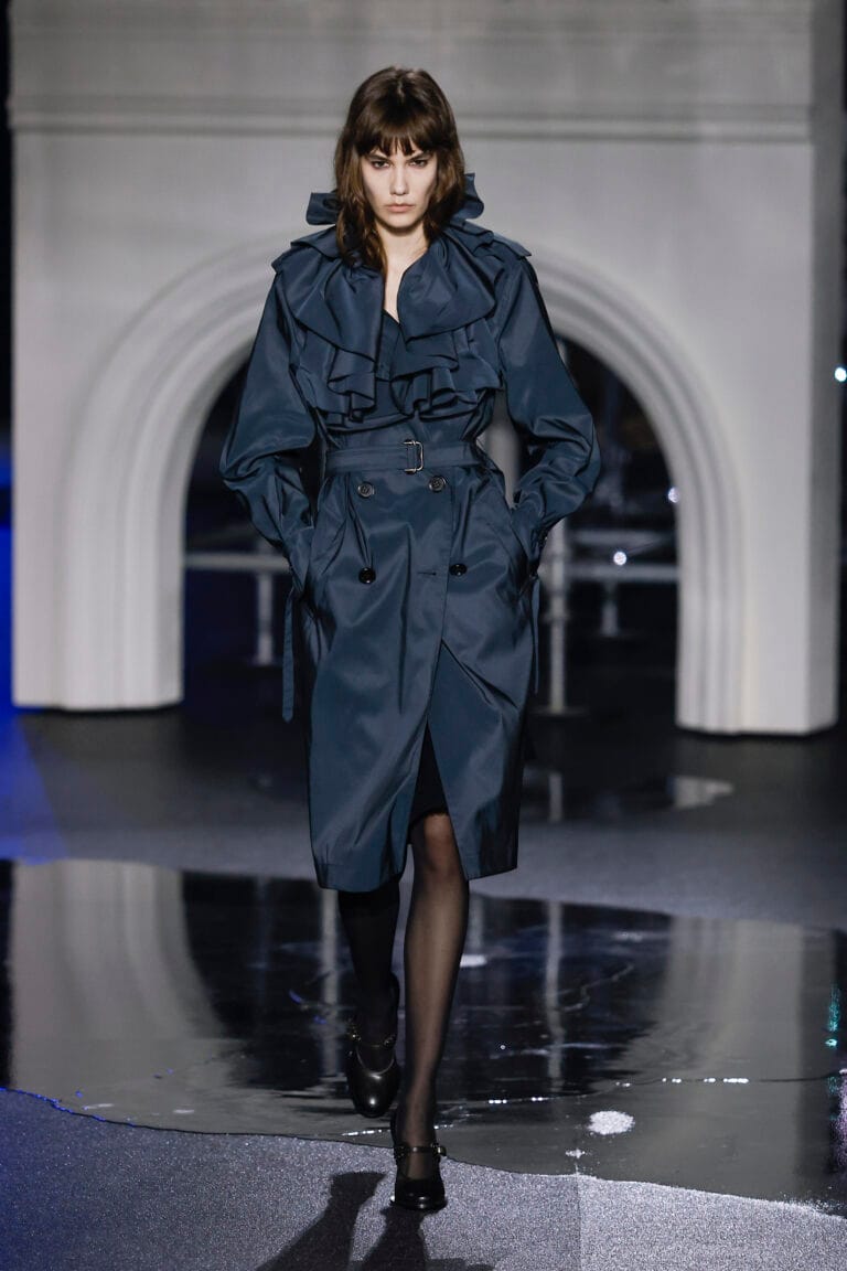 Petrolfarbener Trenchcoat mit Rüschenkragen von Burberry, Herbst/Winter 2026/27