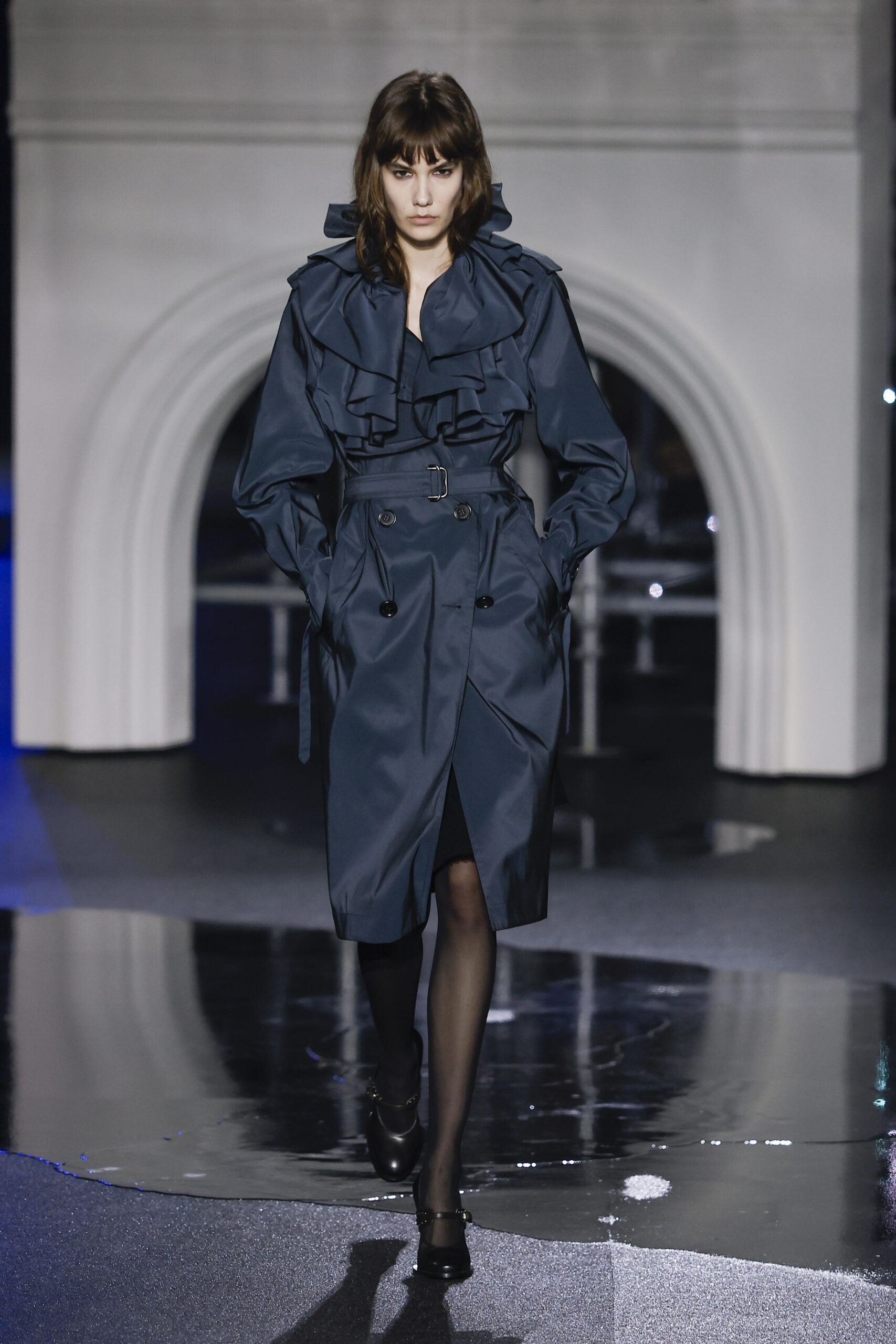 Petrolfarbener Trenchcoat mit Rüschenkragen von Burberry, Herbst/Winter 2026/27