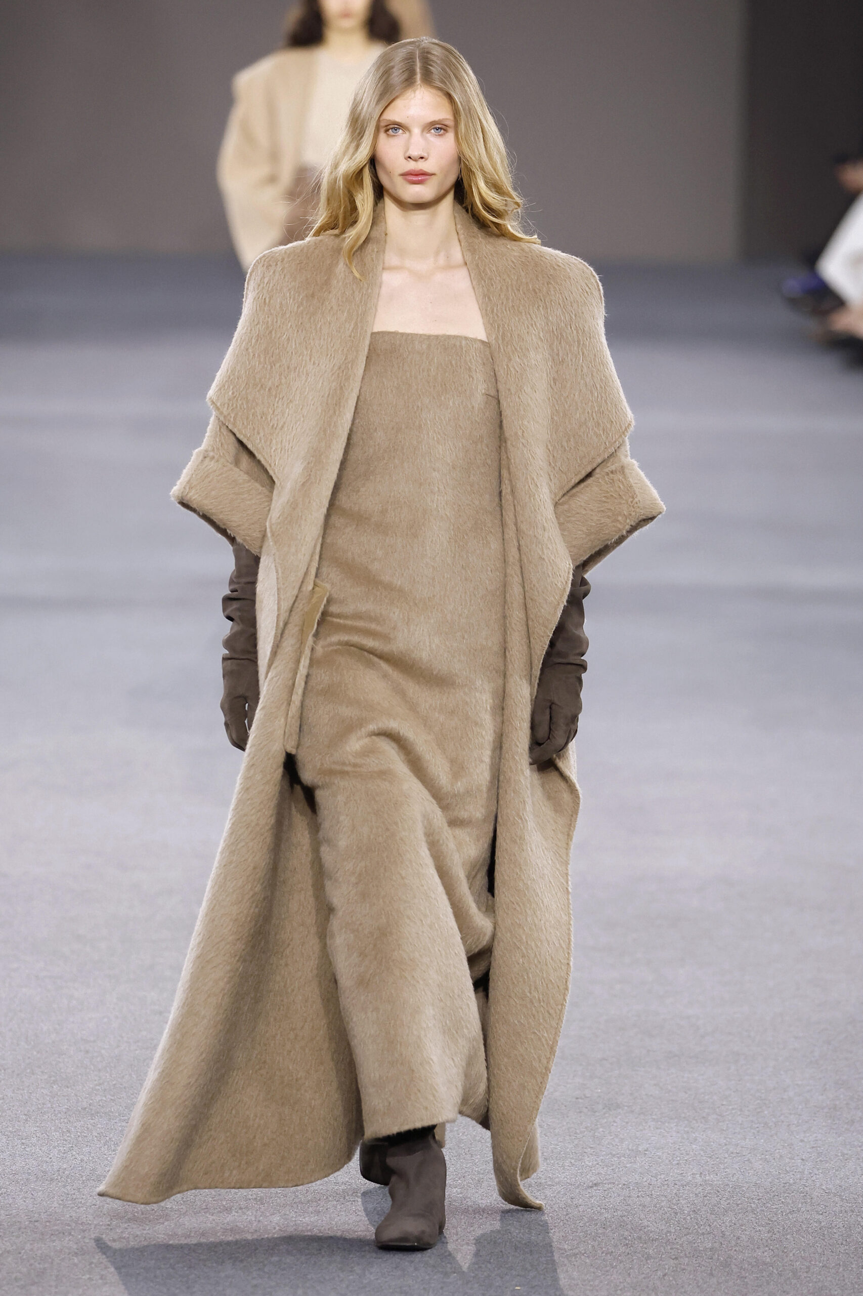 Camel-Mantel mit Cape-Schnitt von Max Mara, Herbst/Winter 2026/27