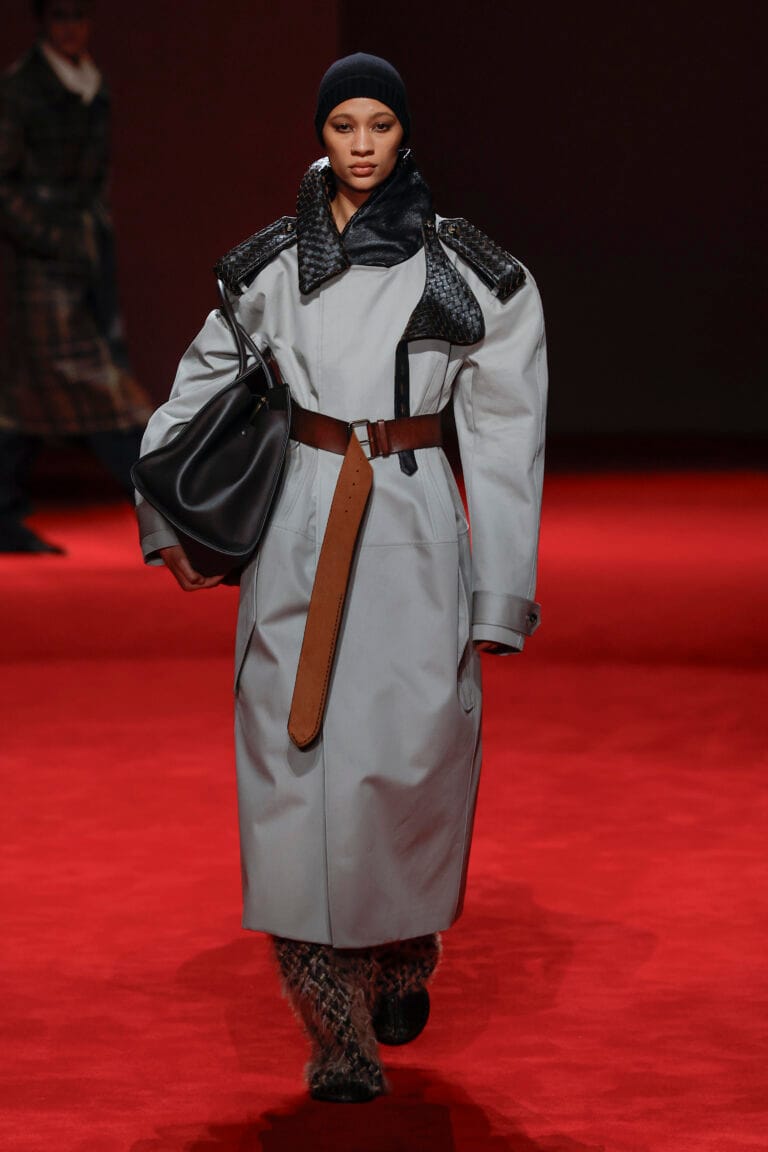 Grauer Mantel mit Lederkragen und Leder-Epauletten von Bottega Veneta, Herbst/Winter 2026/27
