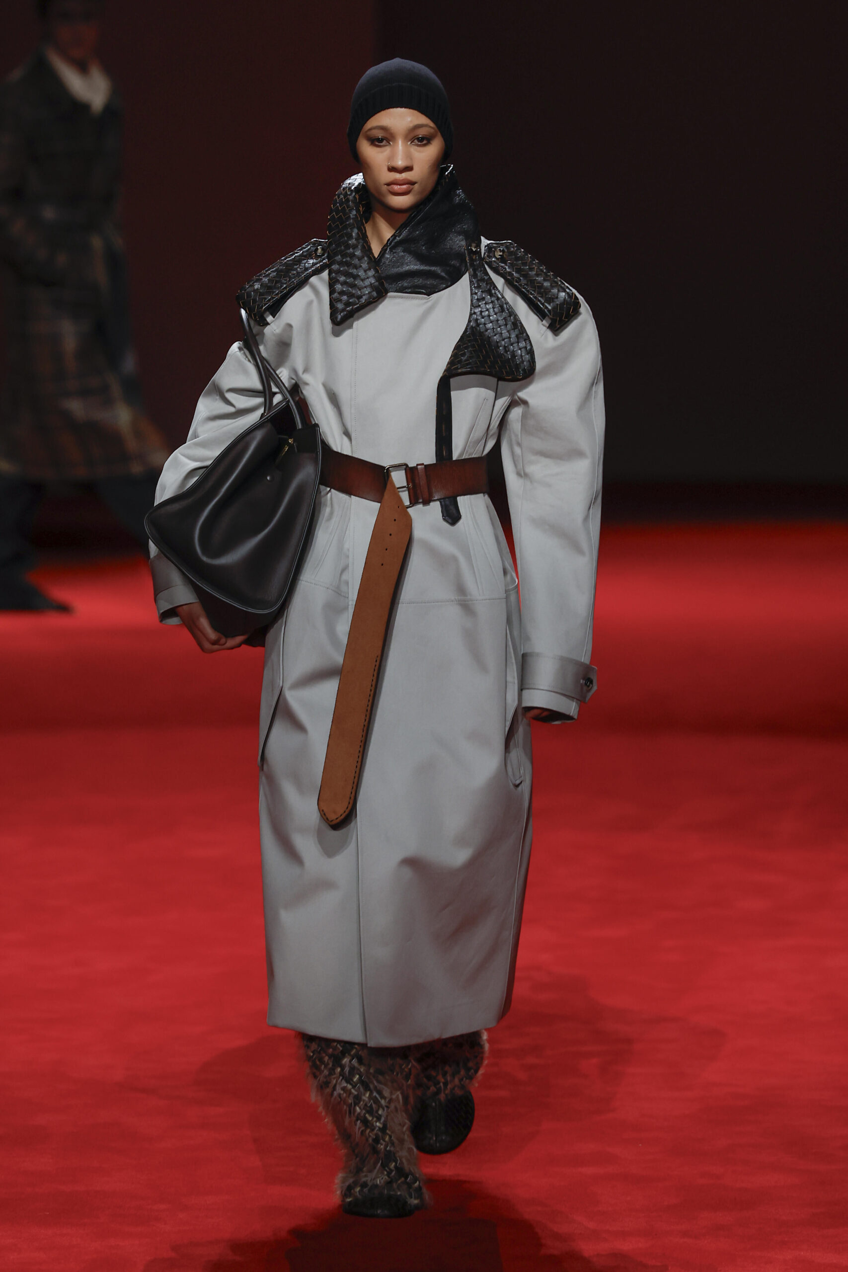 Grauer Mantel mit Lederkragen und Leder-Epauletten von Bottega Veneta, Herbst/Winter 2026/27
