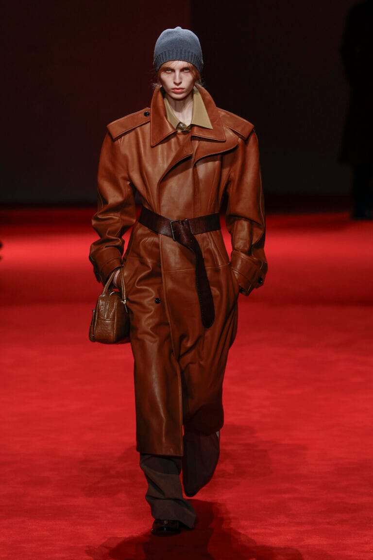 Trenchcoat aus cognacfarbenem Leder von Bottega Veneta, Herbst/Winter 2026/27