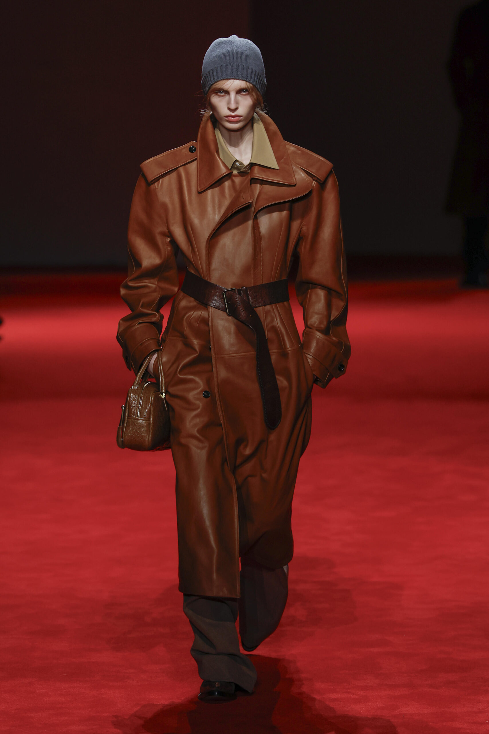 Trenchcoat aus cognacfarbenem Leder von Bottega Veneta, Herbst/Winter 2026/27