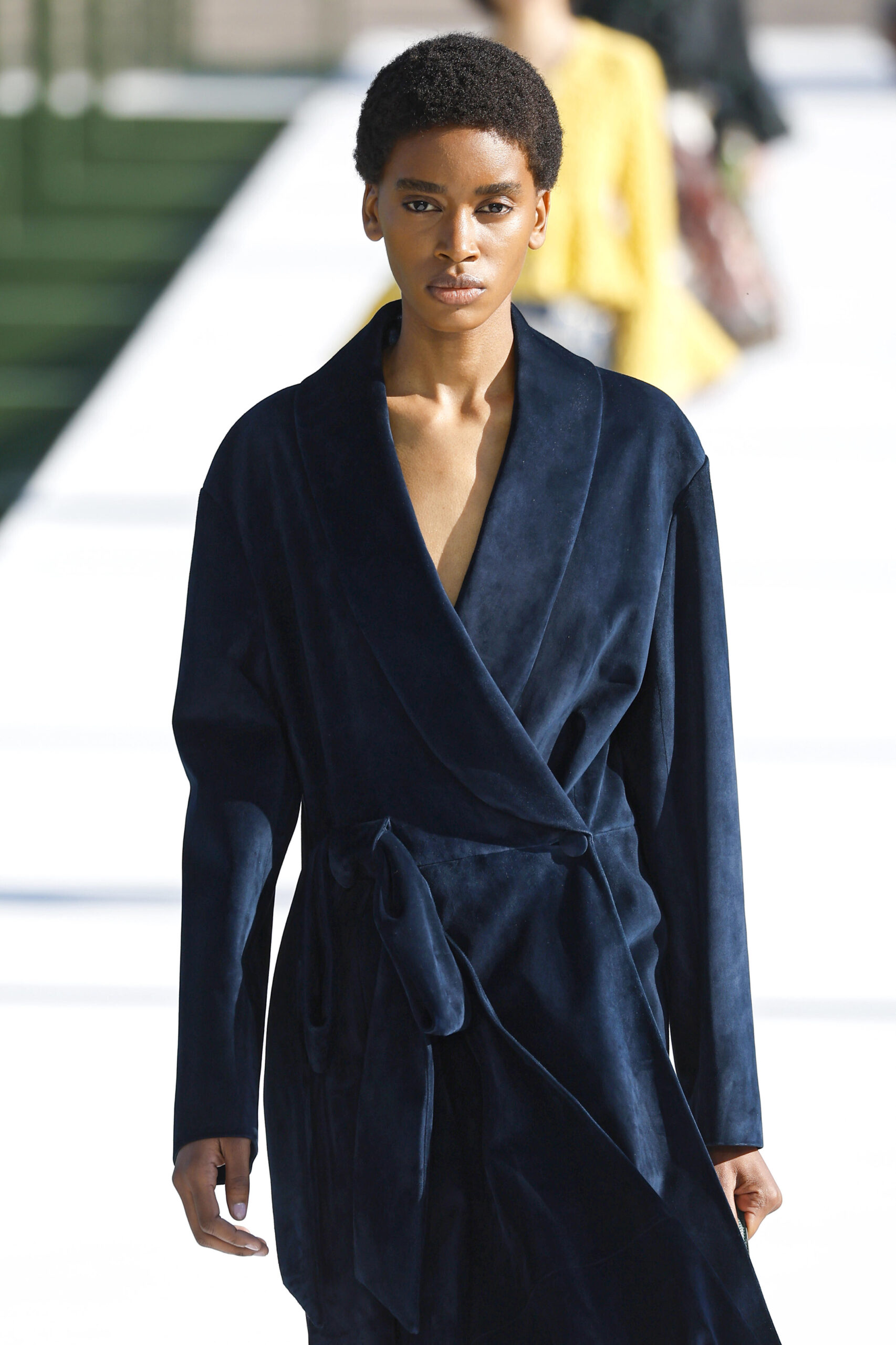 Marineblauer Wickelmantel von Dior, Herbst/Winter 2026/27