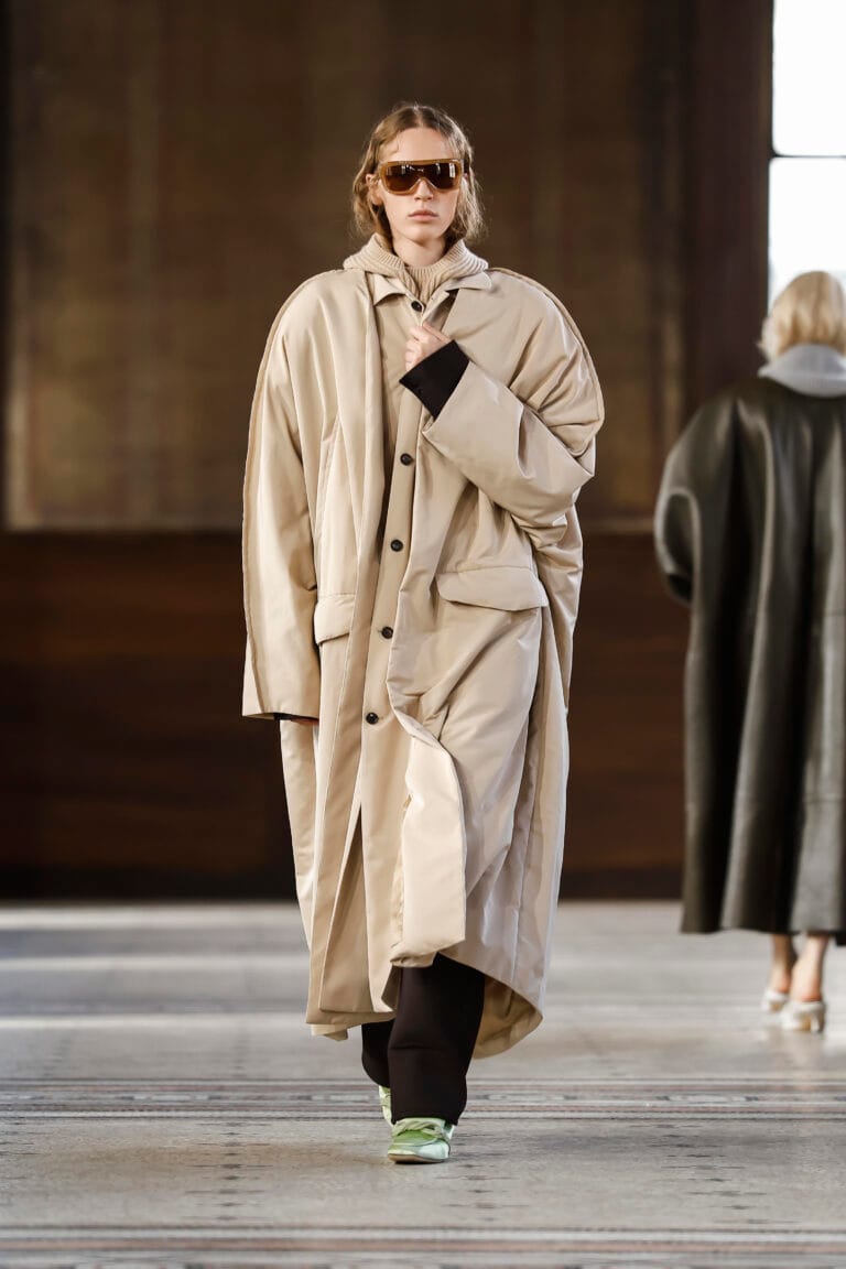 Beiger XXL-Mantel von Carven, Herbst/Winter 2026/27