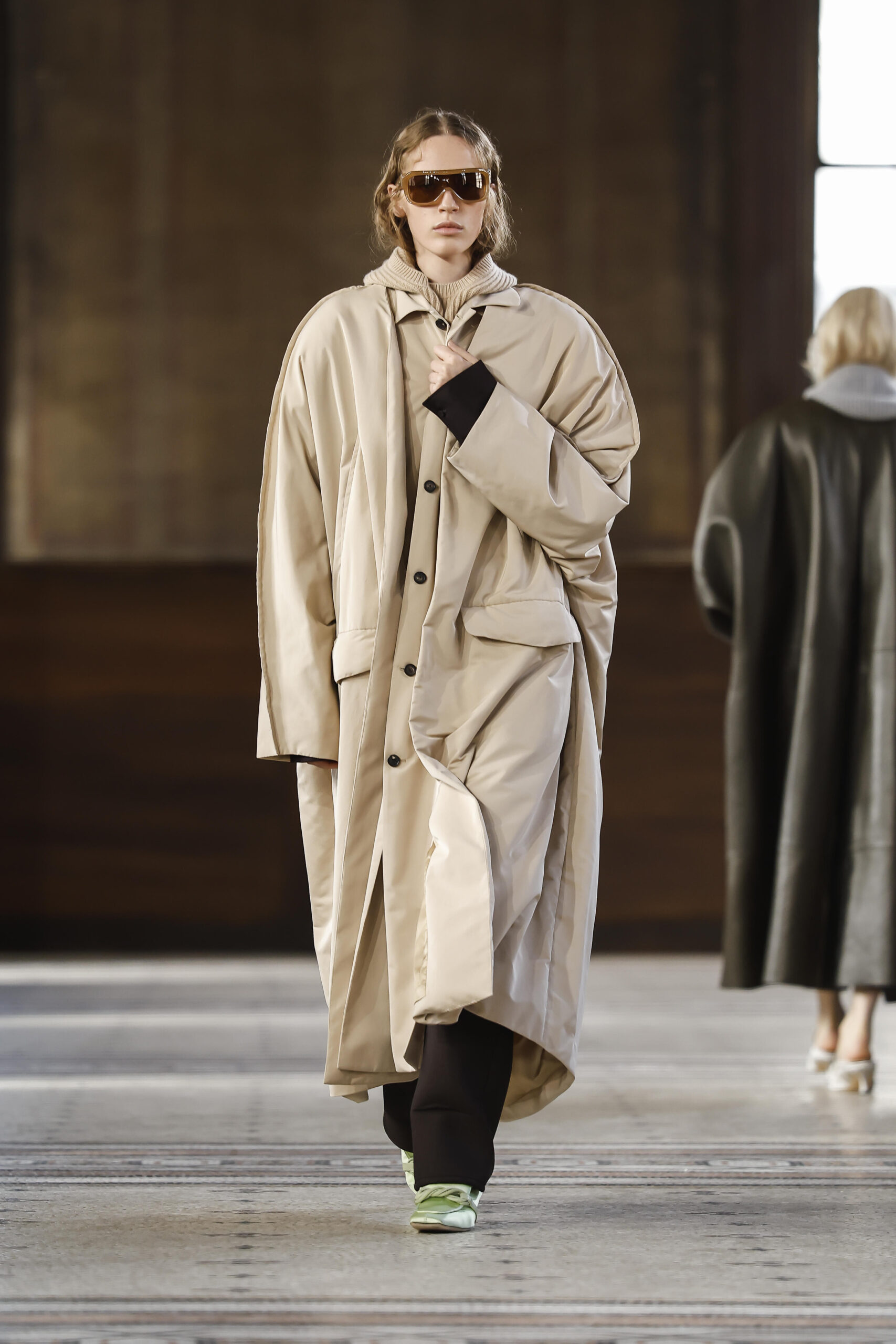 Beiger XXL-Mantel von Carven, Herbst/Winter 2026/27