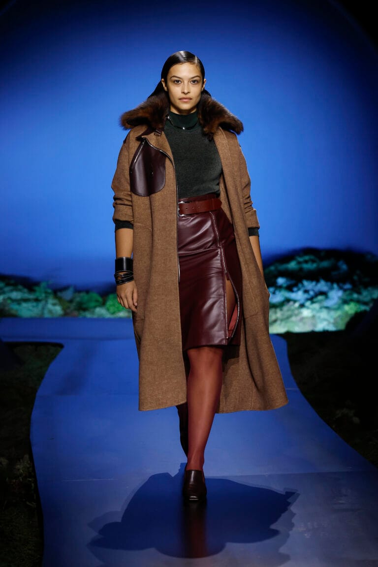 Brauner Mantel mit Fellkragen von Hermès, Herbst/Winter 2026/27