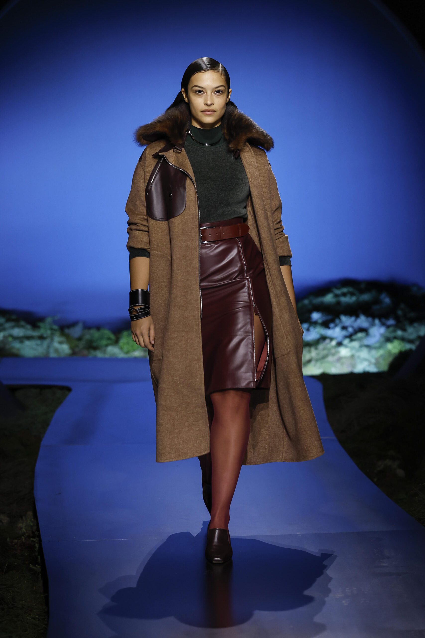 Brauner Mantel mit Fellkragen von Hermès, Herbst/Winter 2026/27