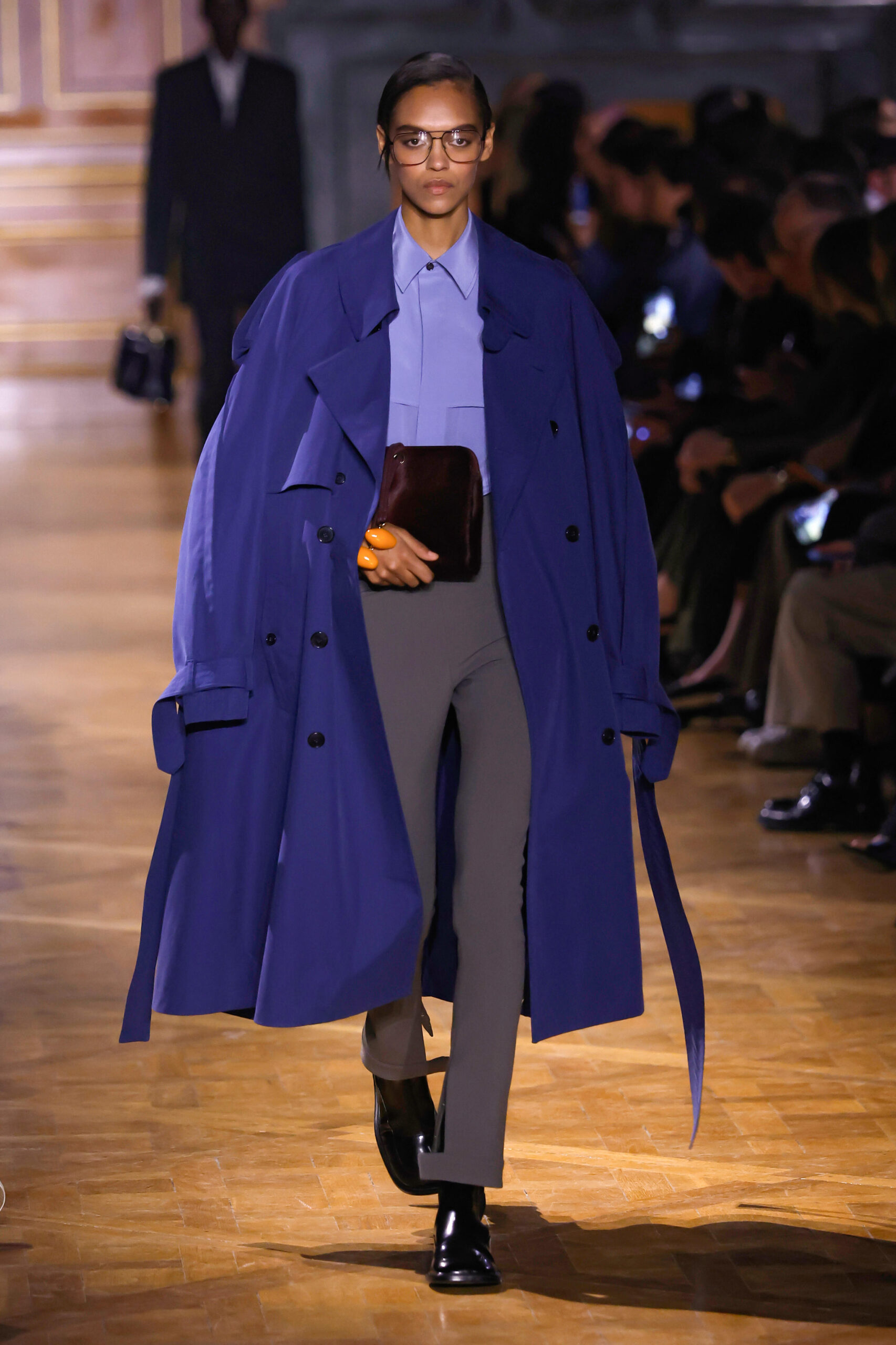 Kobaltblauer Trenchcoat von Victoria Beckham, Herbst/Winter 2026/27