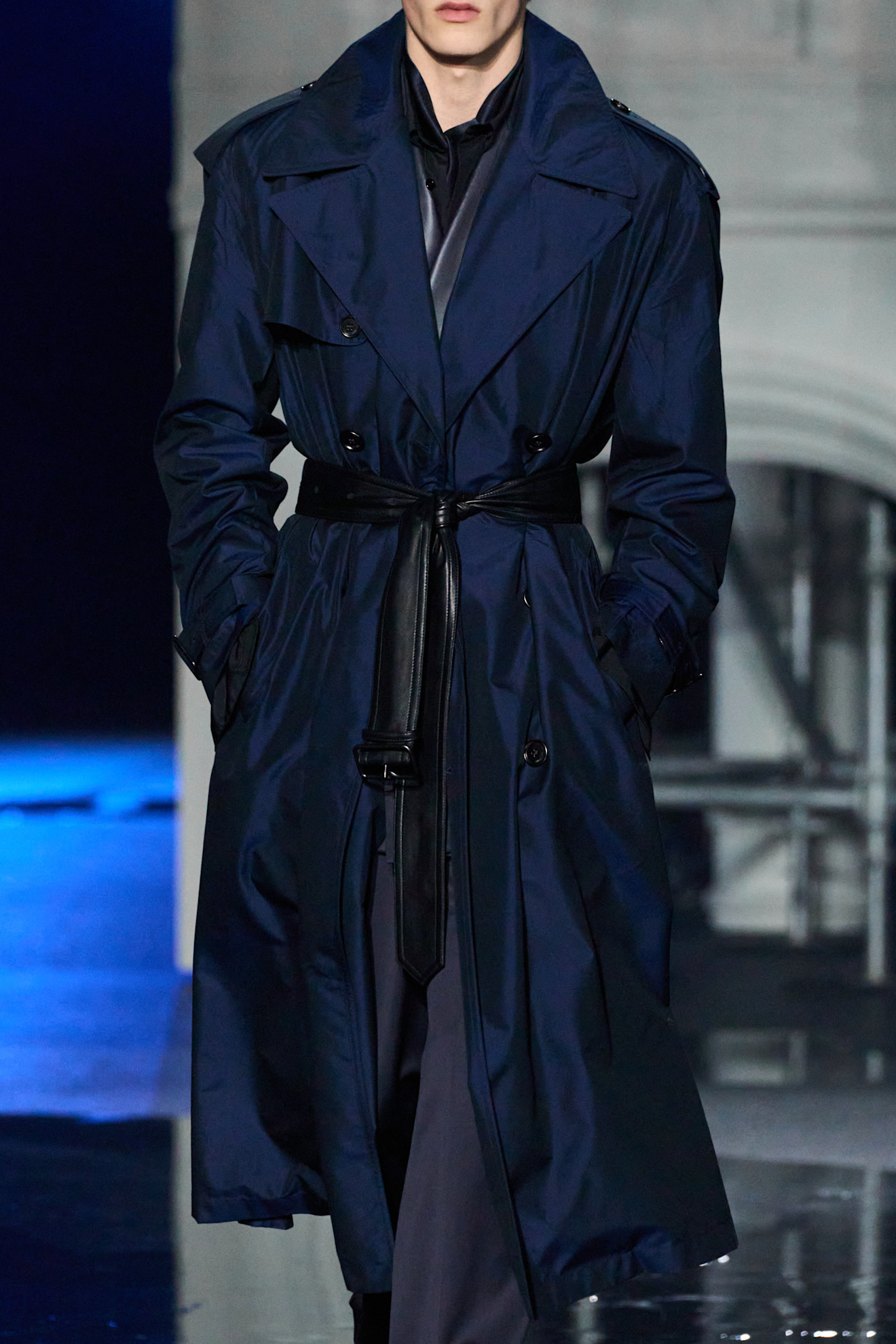 Marineblauer Trenchcoat mit Gürtel von Burberry