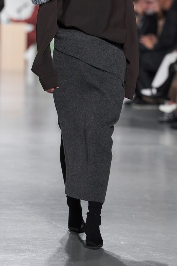 Grauer Strick-Midirock mit Stiefeletten von CFCL