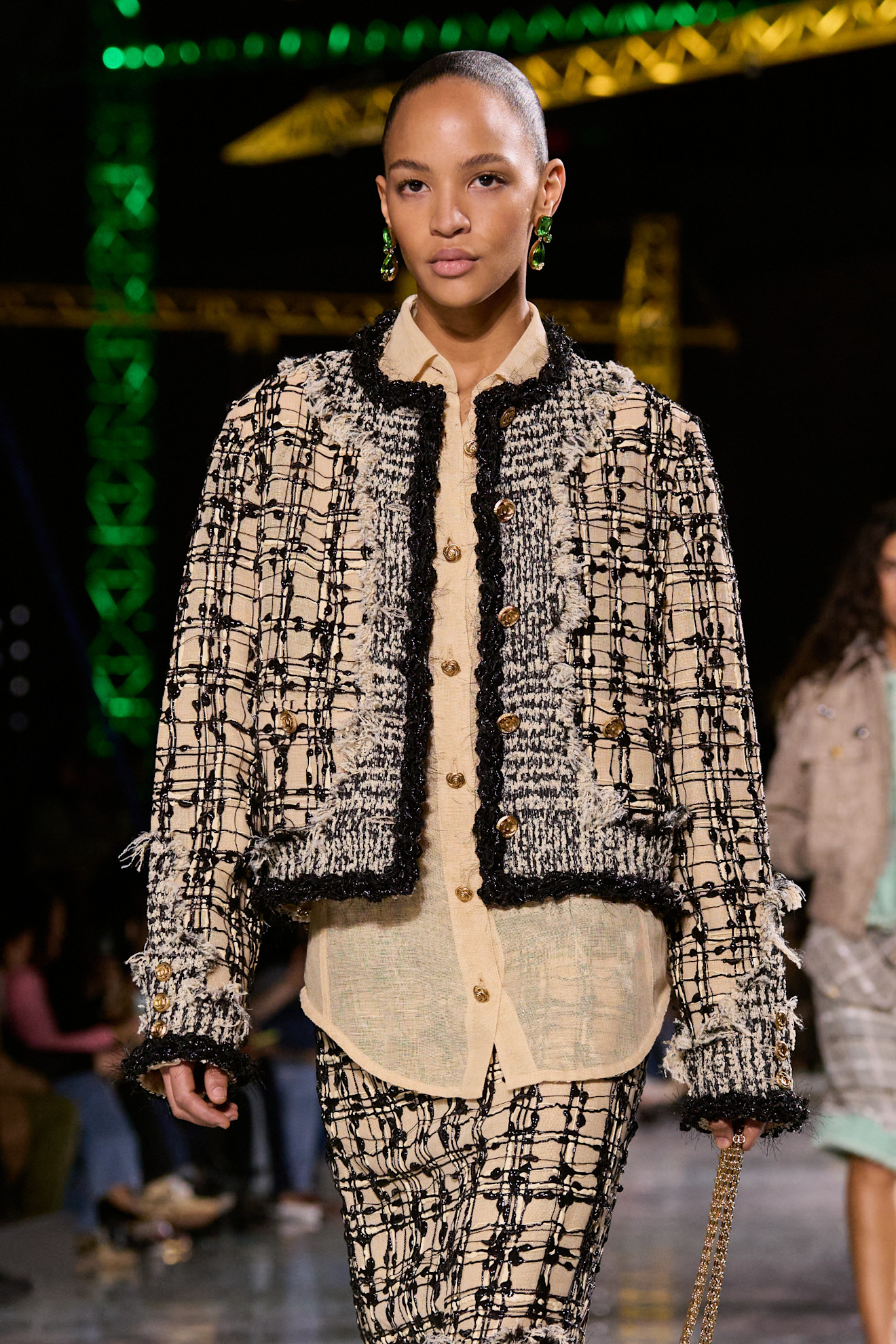 Kragenlose Tweedjacke mit Fransenkanten von Chanel