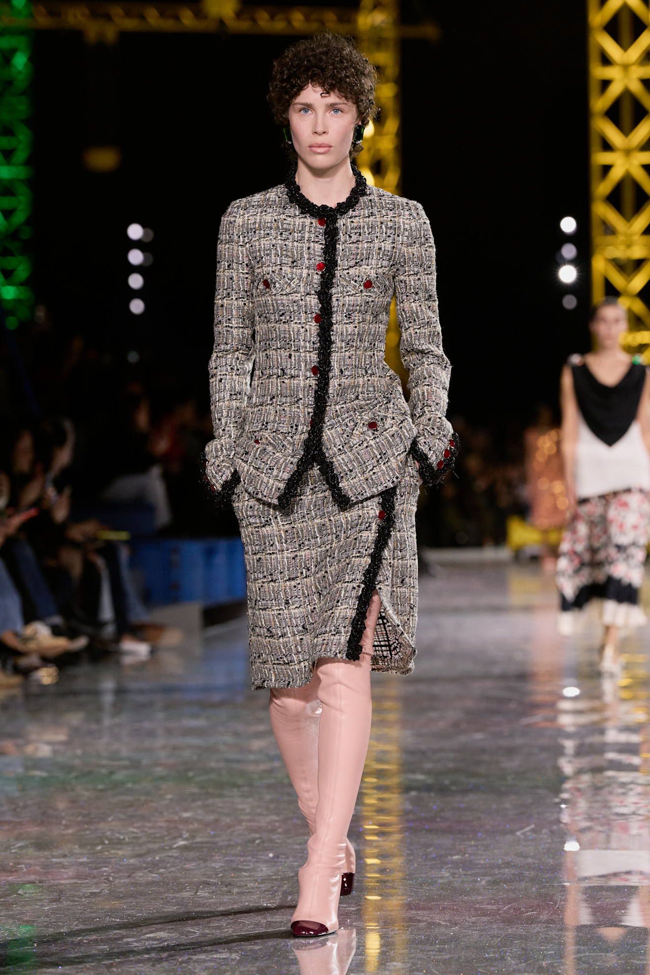 Tweed-Kostüm mit kragenloser Jacke von Chanel