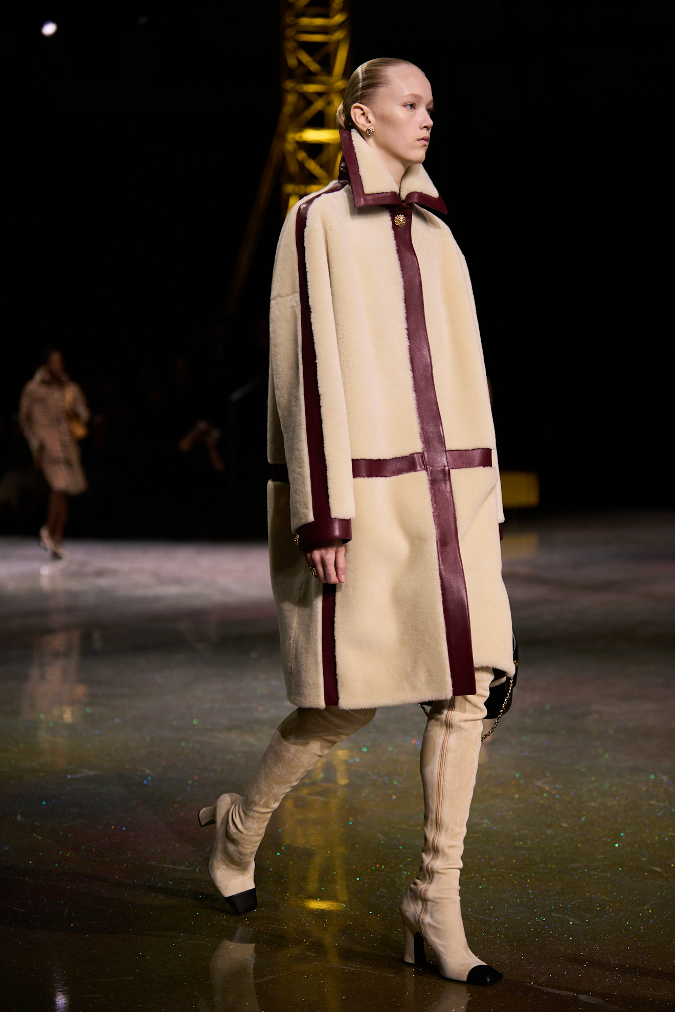 Hautenge, cremefarbene Stiefel zum Mantel von Chanel