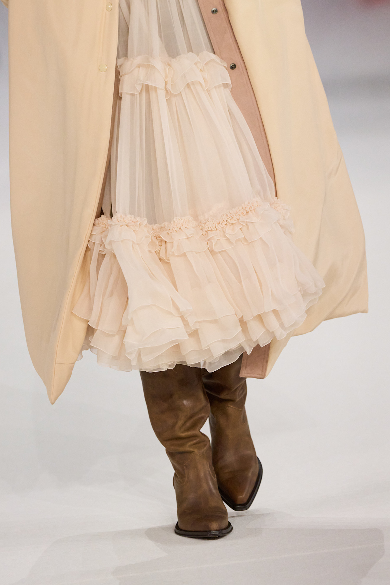 Slouchy Boots aus Wildleder in Cognac zum Tüllrock von Chloé