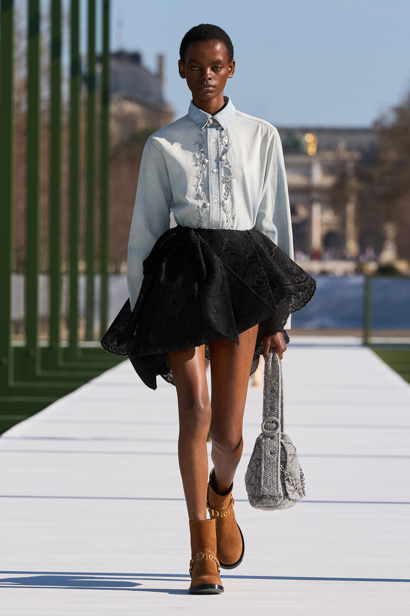 Look mit Wildleder-Stiefeletten von Dior
