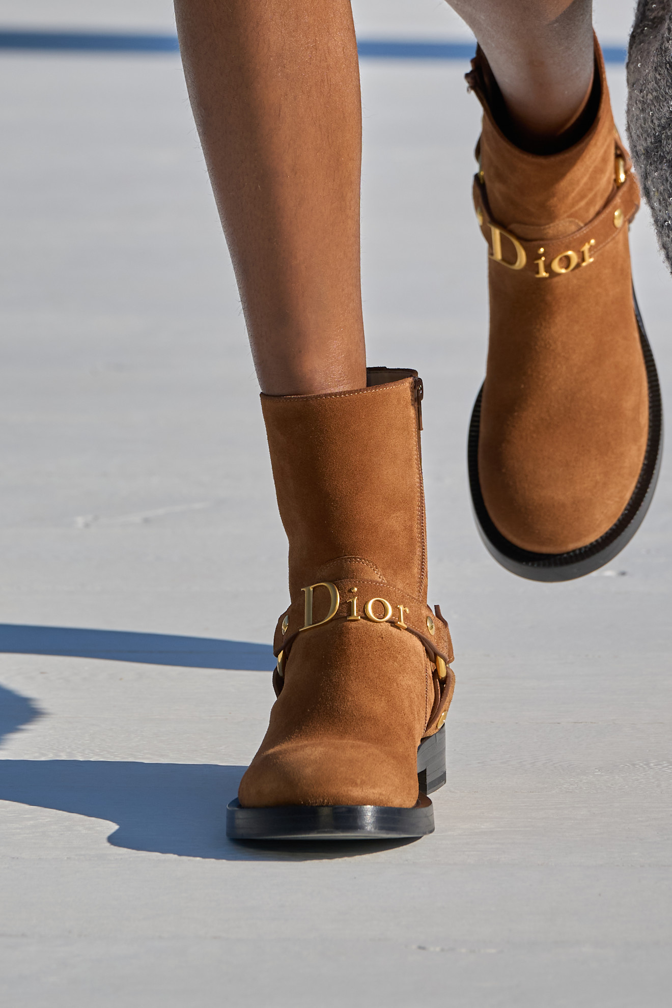 Stiefeletten aus Cognac-Wildleder mit Schnallen von Dior