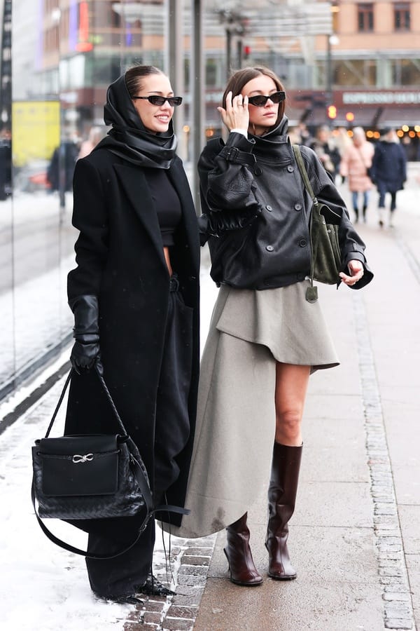 Grauer asymmetrischer Rock mit Lederjacke und Stiefeln auf der Copenhagen Fashion Week