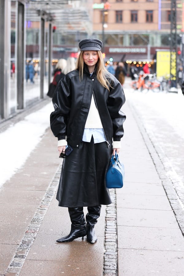Schwarzer Leder-Midirock mit Bomberjacke und Stiefeln, Streetstyle Copenhagen