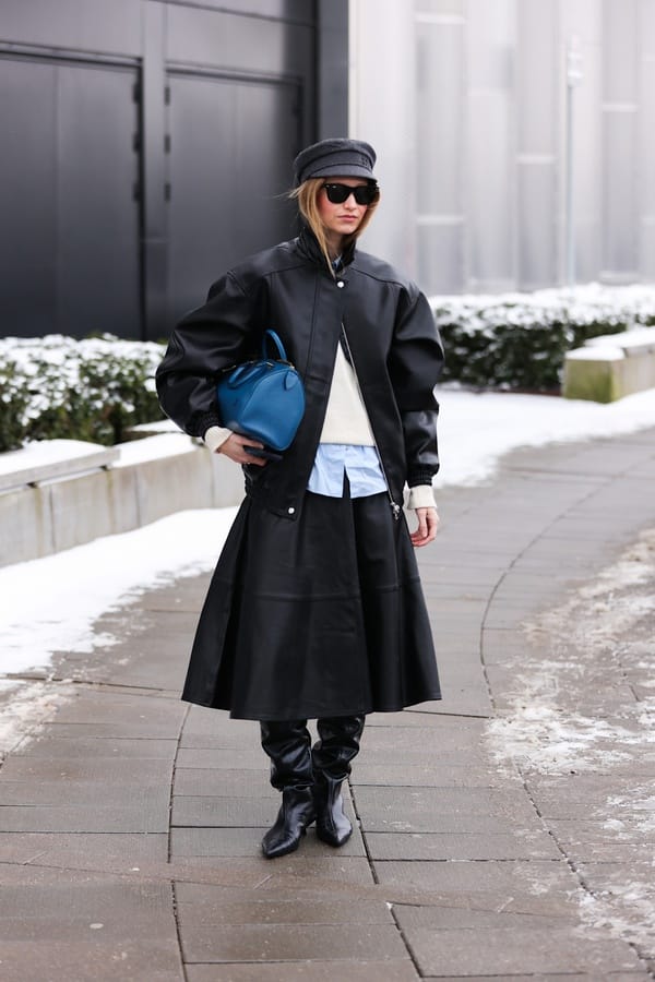 Schwarzer weiter Lederrock mit Bomberjacke, Streetstyle Copenhagen