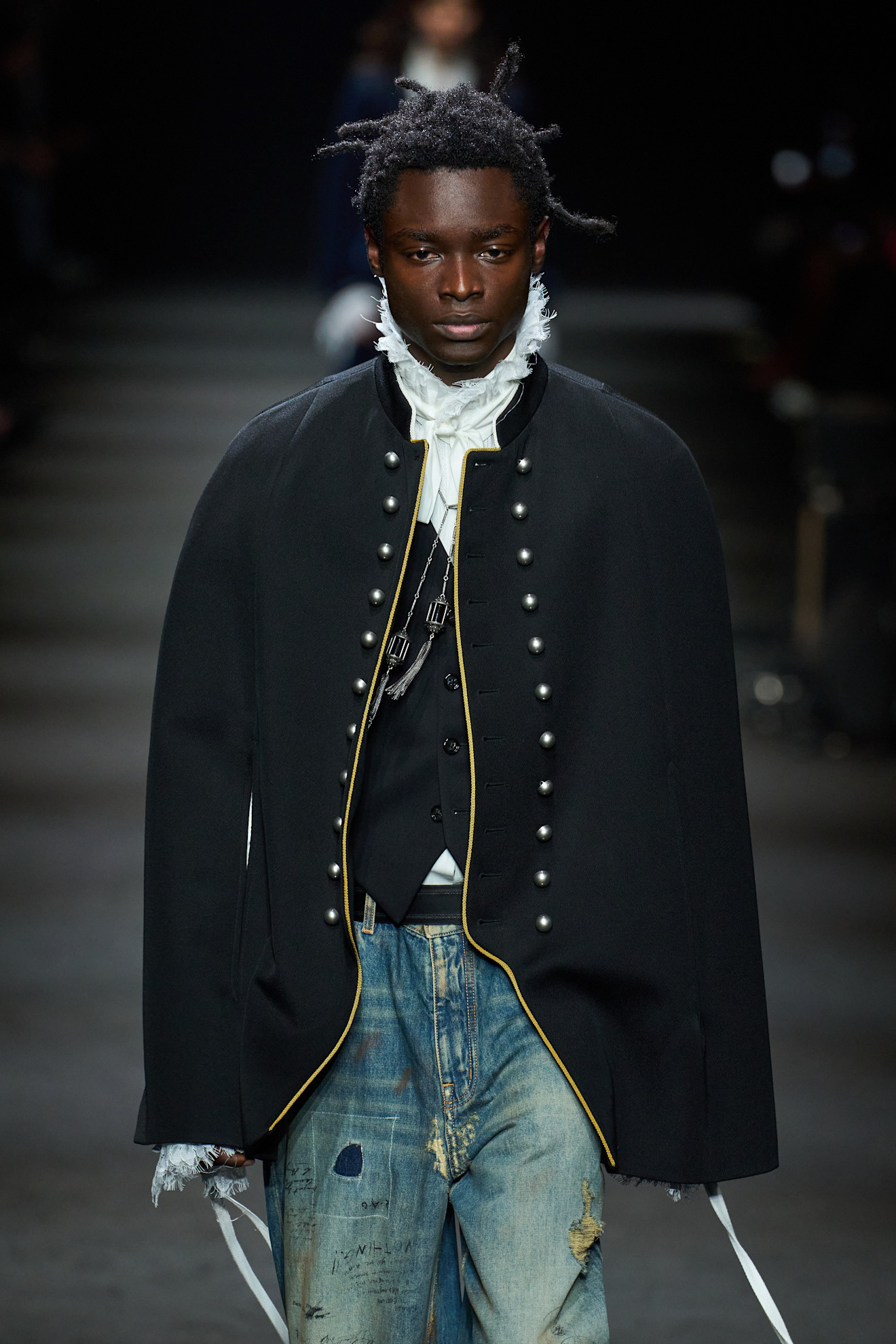 Schwarze Military-Jacke mit goldenen Paspeln von Ann Demeulemeester
