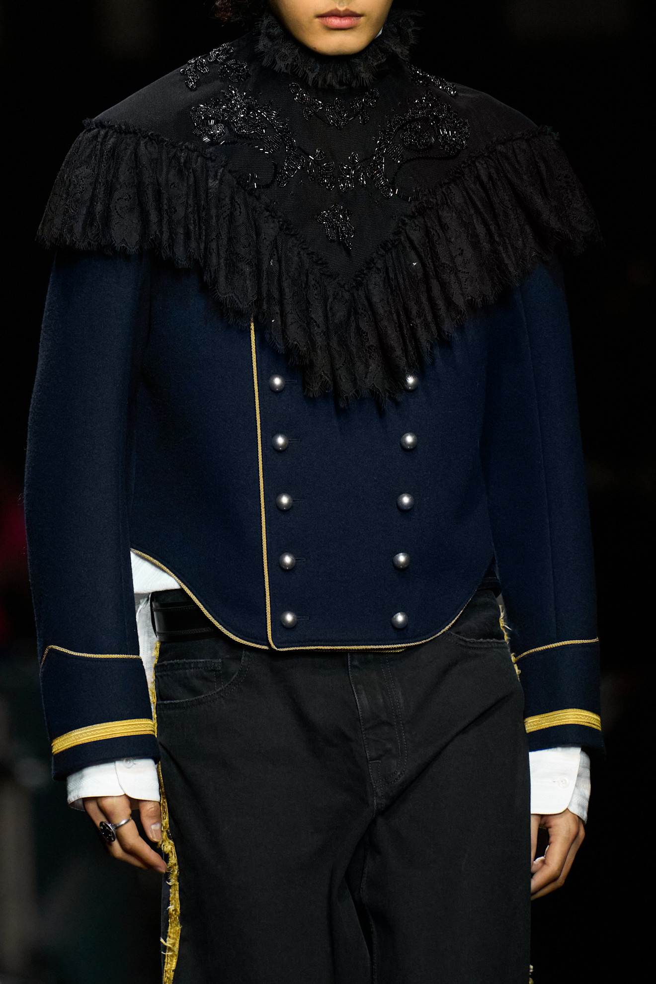 Marineblaue Military-Jacke mit Goldbesatz und Fransen von Ann Demeulemeester