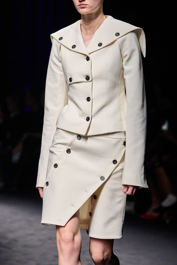 Cremefarbenes Set mit asymmetrischem Knopfrock von Ferragamo